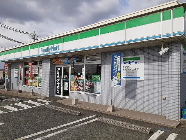 ファミリーマート国体道路店まで500m