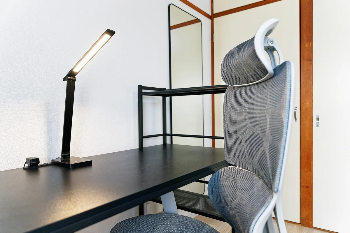 オフィスデスク・チェアー・デスクライト