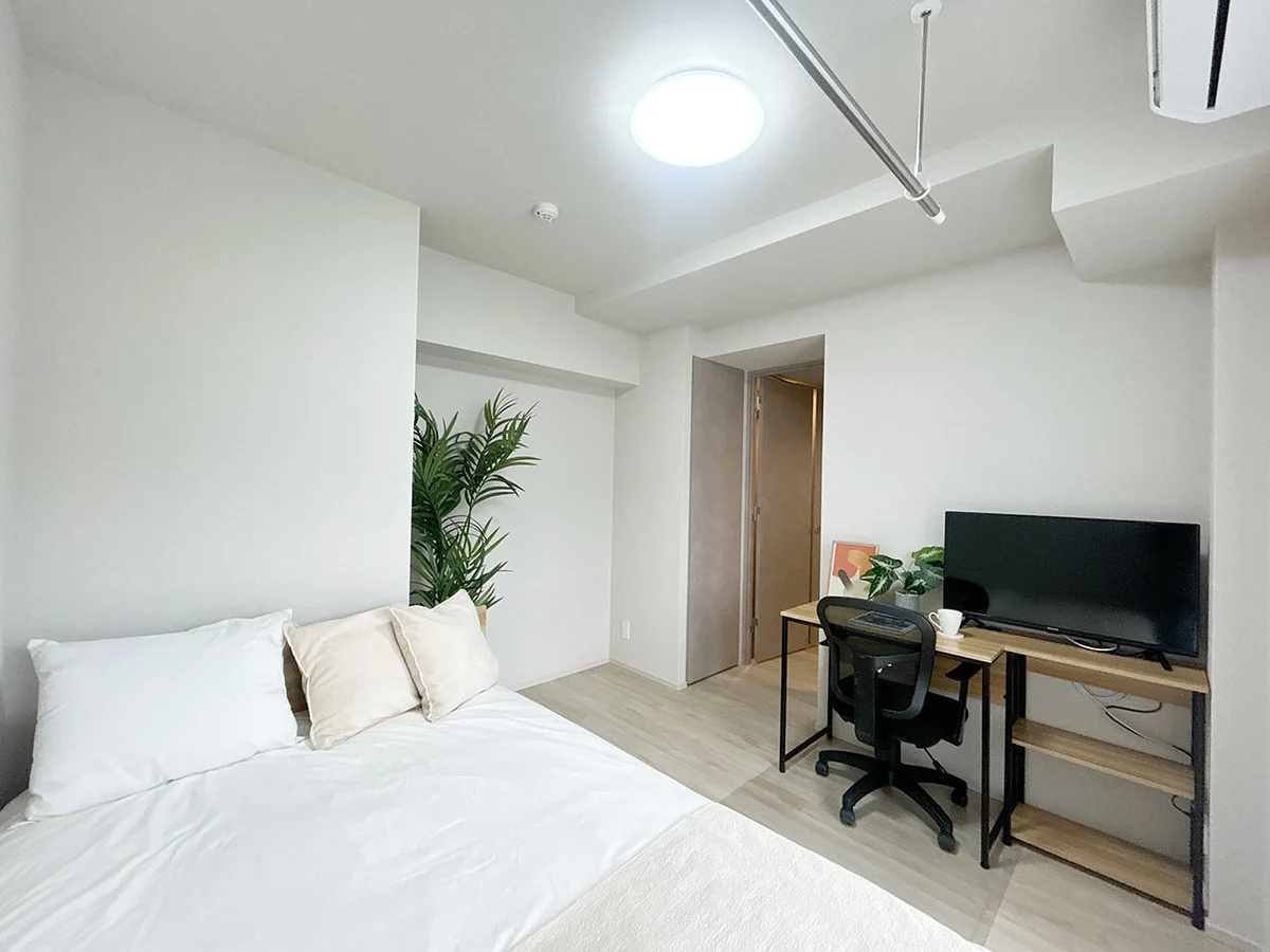 写真はお部屋のイメージです。ラグなどの室内装飾はございません。