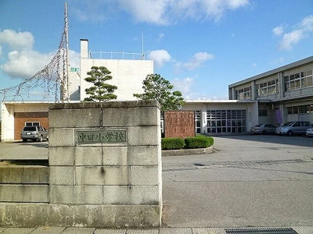 中田小学校まで1200m