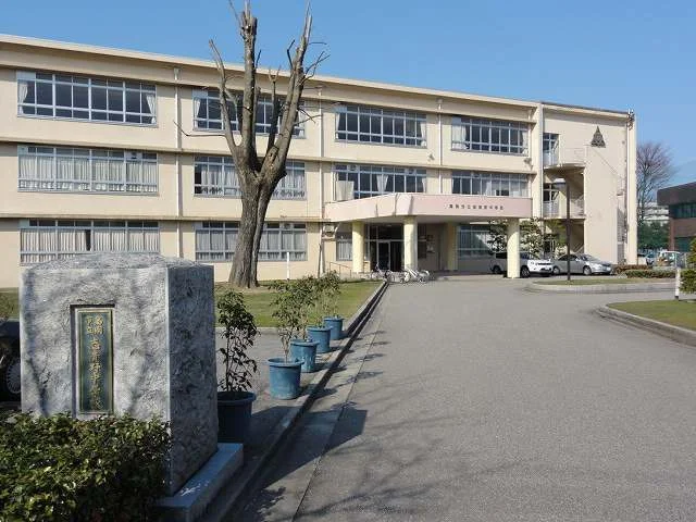 志貴野中学校まで2200m