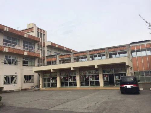 金津小学校まで1300m