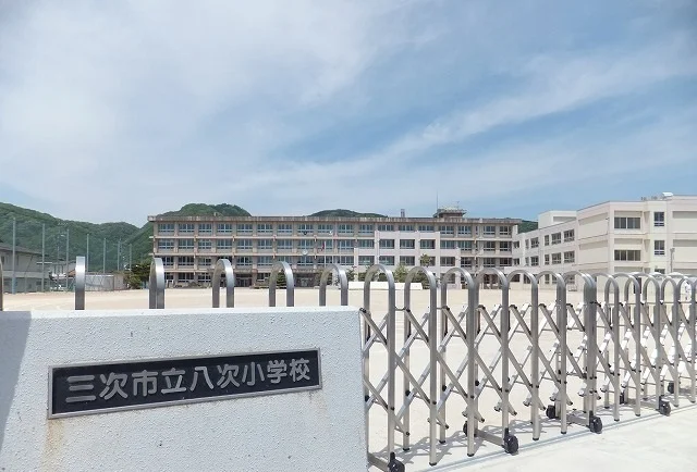 八次小学校まで1600m