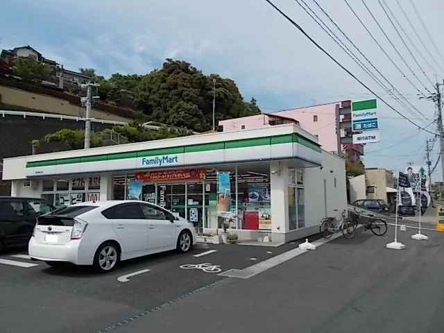ファミリーマート竜田口店まで670m