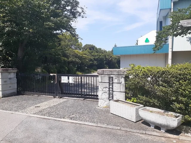 米本南小学校まで262m