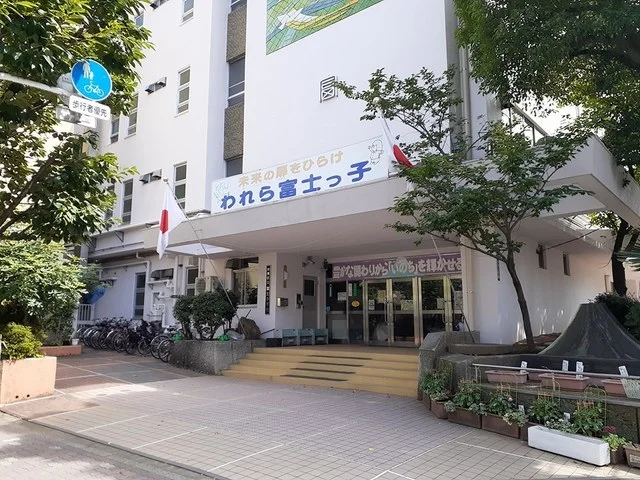 富士小学校まで800m