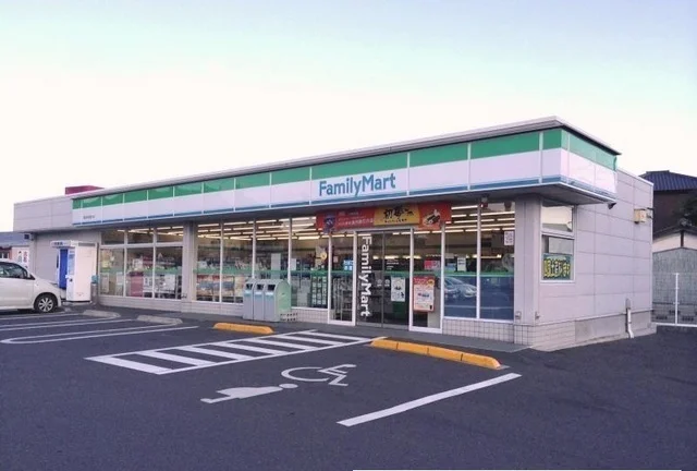 ファミリーマート様まで1300m