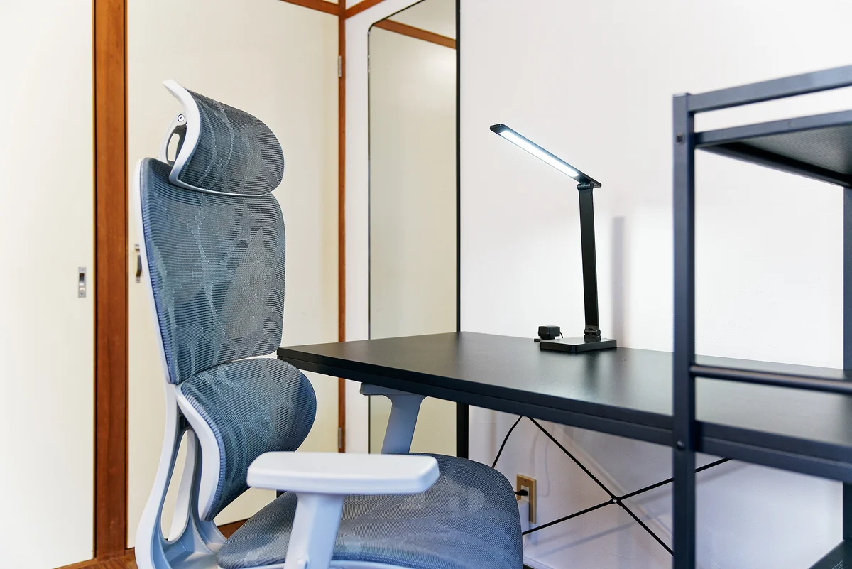 オフィスデスク・チェア・デスクライト