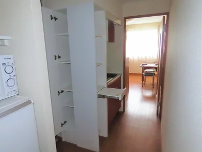 キッチン周りも収納が豊富です