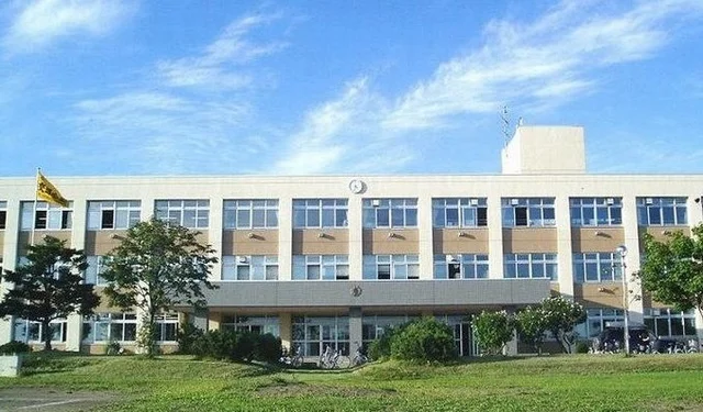 美唄市立美唄中学校まで1250m