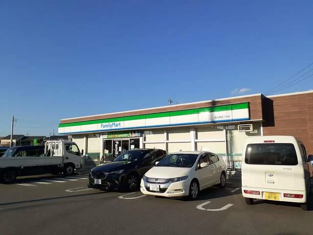 ファミリーマートまで145m