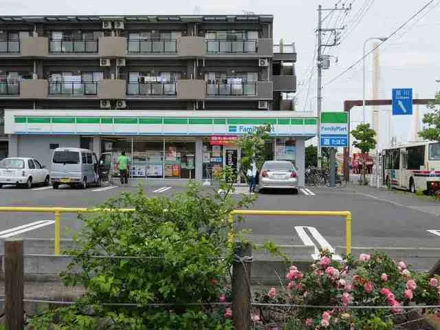 ファミリーマートまで130m