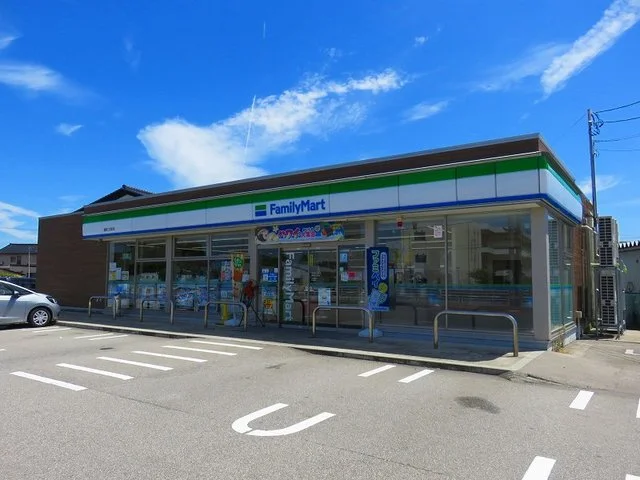 ファミリーマートまで700m