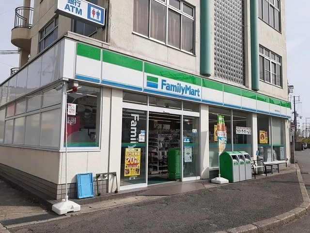 ファミリーマート 富野荘駅前店まで180m
