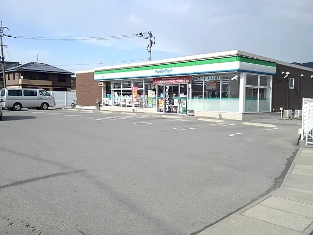 ファミリーマートまで520m