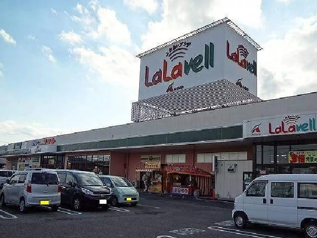 ララベルまで1400m