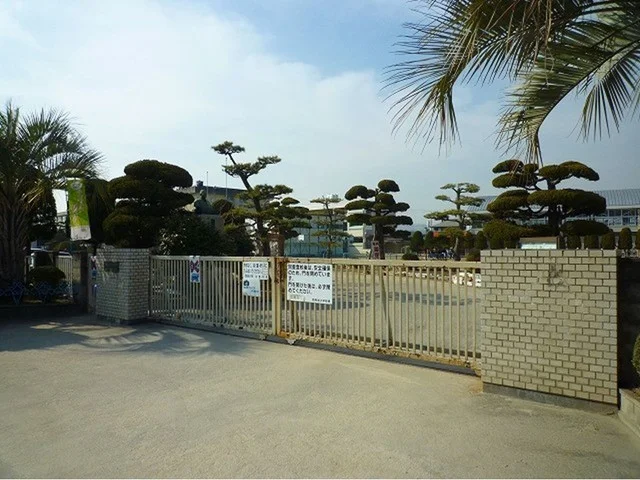 西阿知小学校まで1700m