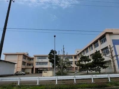 横越小学校まで700m