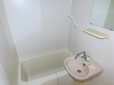 洗面台とユニット式のお風呂です