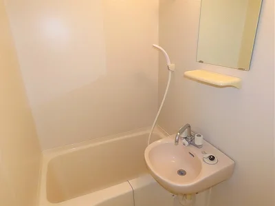 洗面台とユニット式のお風呂です