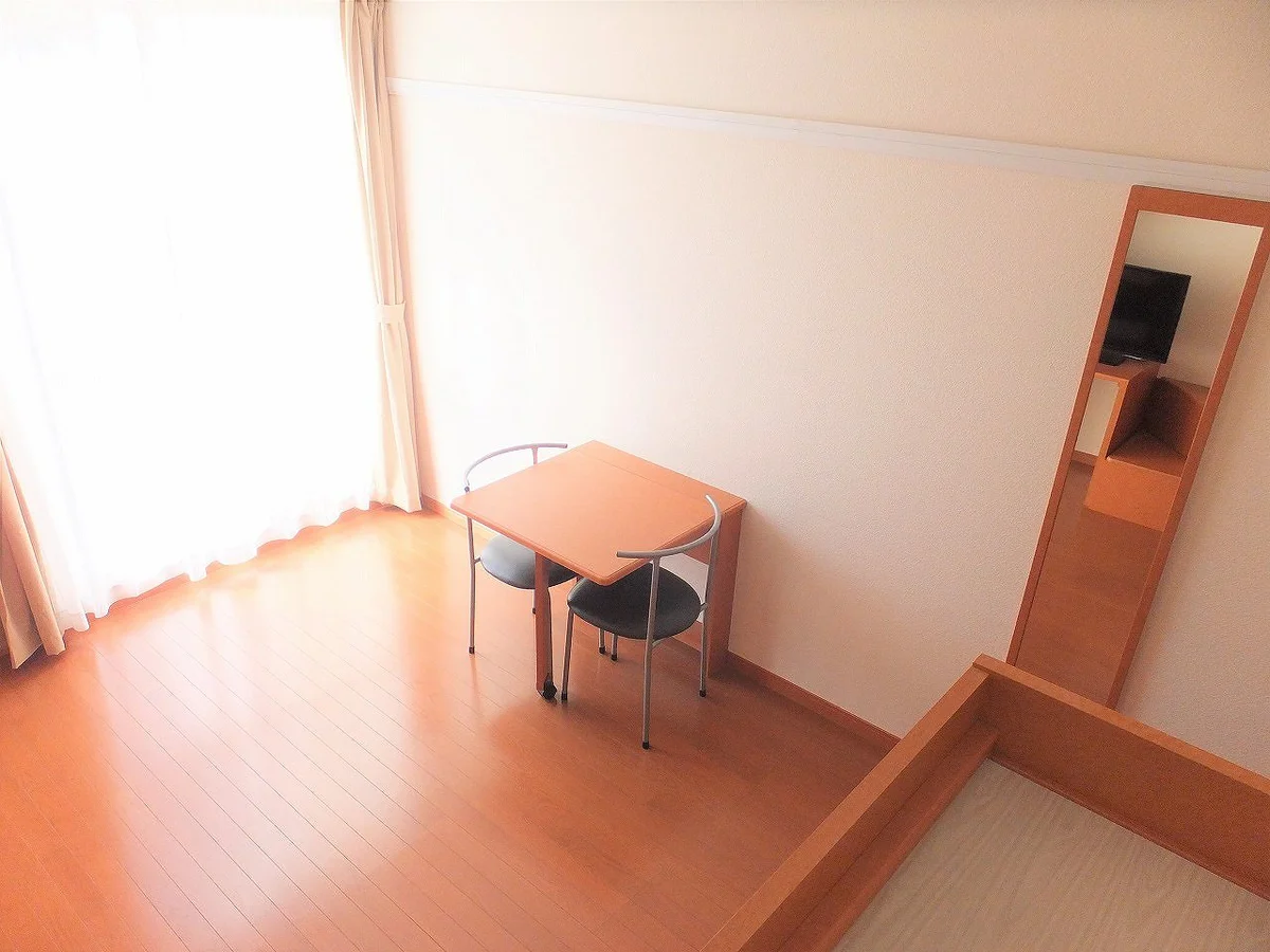 テーブルは折り畳み式です