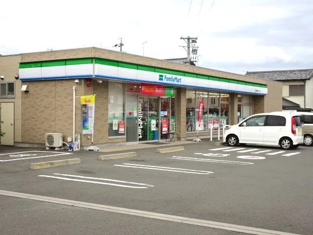 ファミリーマート　静波一丁目店まで500m
