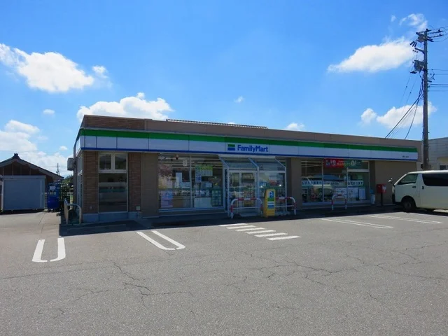 ファミリーマートまで70m