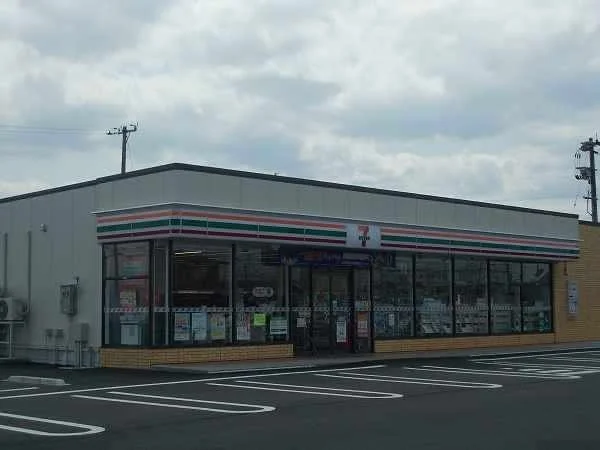 セブンイレブンまで550m