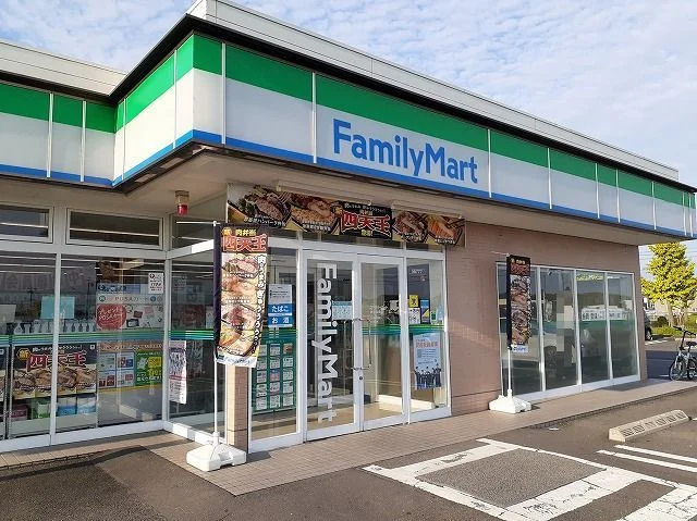 ファミリーマート柳津高桑店まで300m