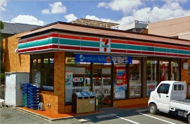 セブンイレブン亀岡駅前店まで400m