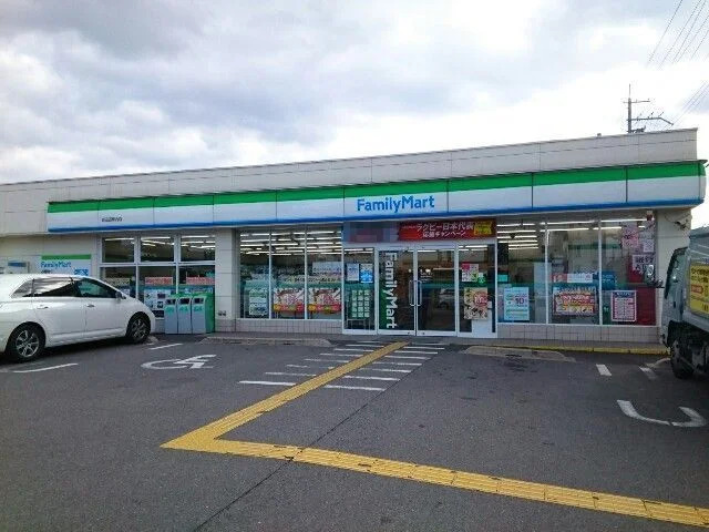 ファミリーマート様まで800m