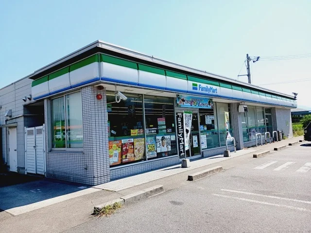 ファミリマート市役所前店様まで400m
