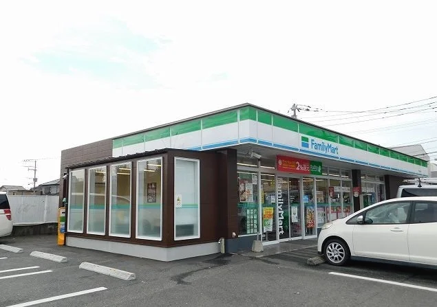 ファミリーマートまで300m