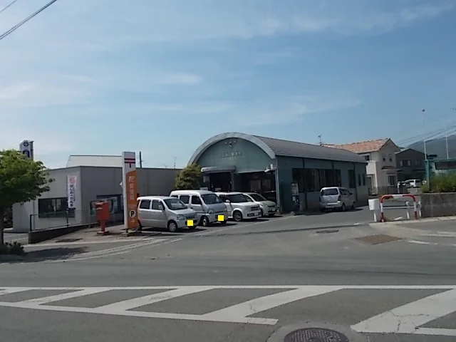 築山郵便局まで210m