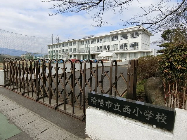 西小学校まで750m