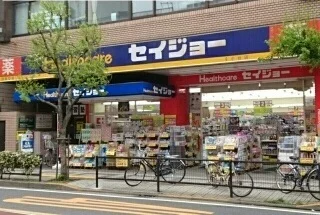 ドラッグストアまで270m