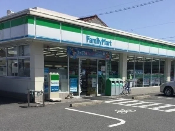 ファミリーマートまで650m
