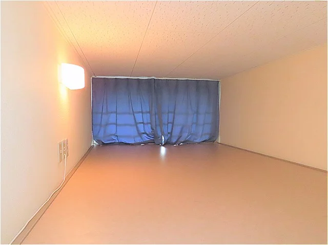 ロフトにはカーテンや電気、コンセントもあります