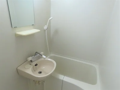 洗面台とユニット式のお風呂です