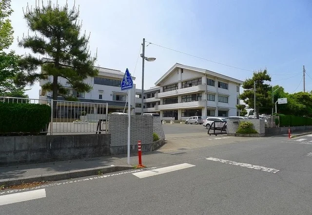 太田市立毛里田中学校まで3800m