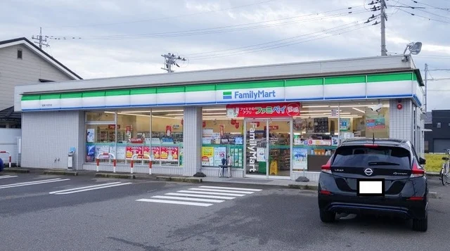 ファミリーマートまで600m