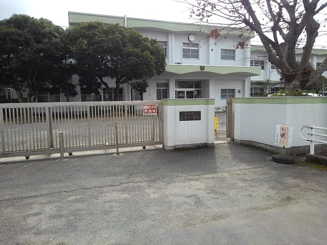 若葉小学校まで490m