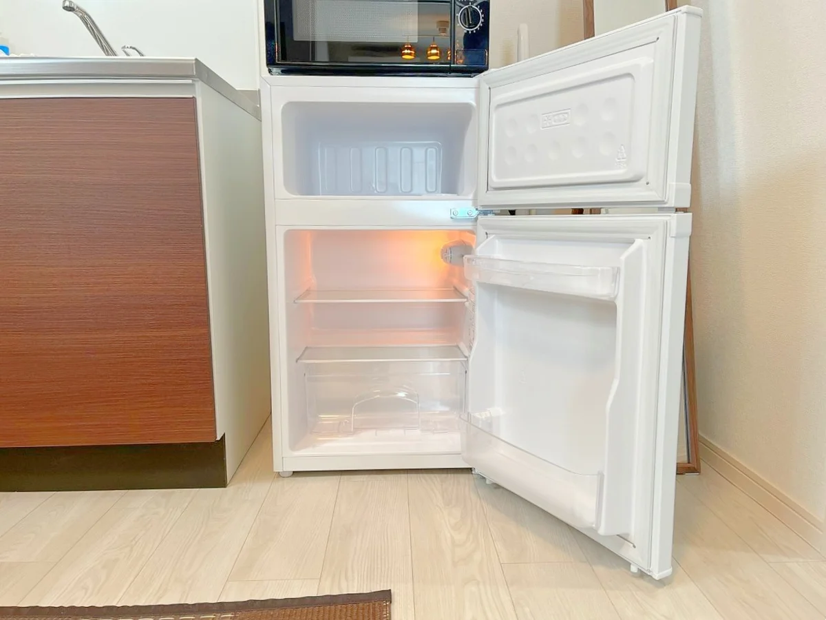 冷凍室付きの2ドアタイプの冷蔵庫です♪