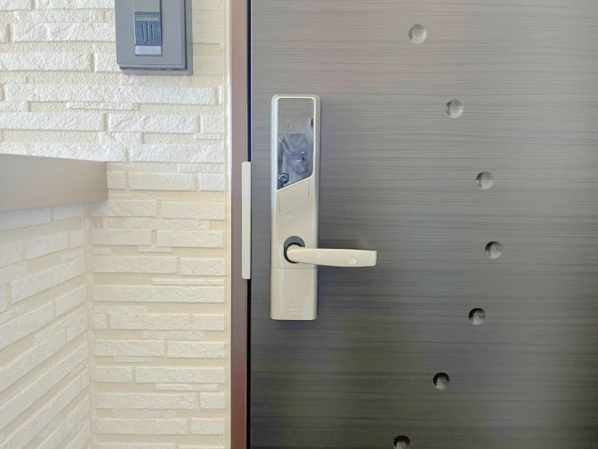 玄関のカギはスマートロックを採用しています！