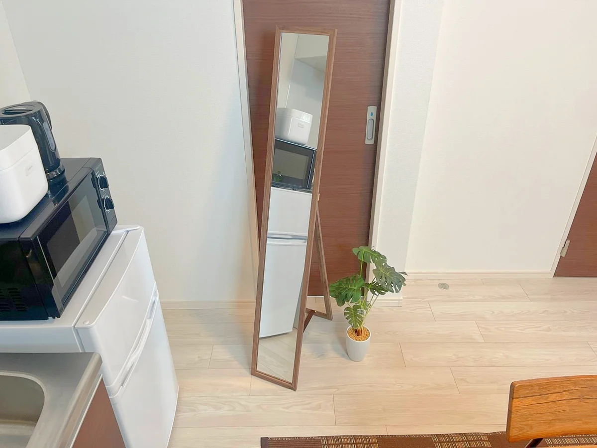スタンドミラーをご用意しています✨植物はフェイクグリーンなのでお手入れ不要です！