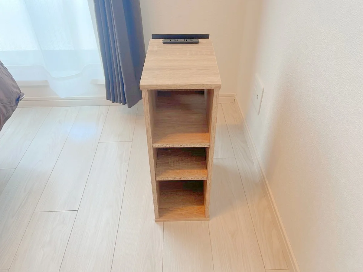 サイドテーブルです♪コンセントもあるので充電などにも⚡