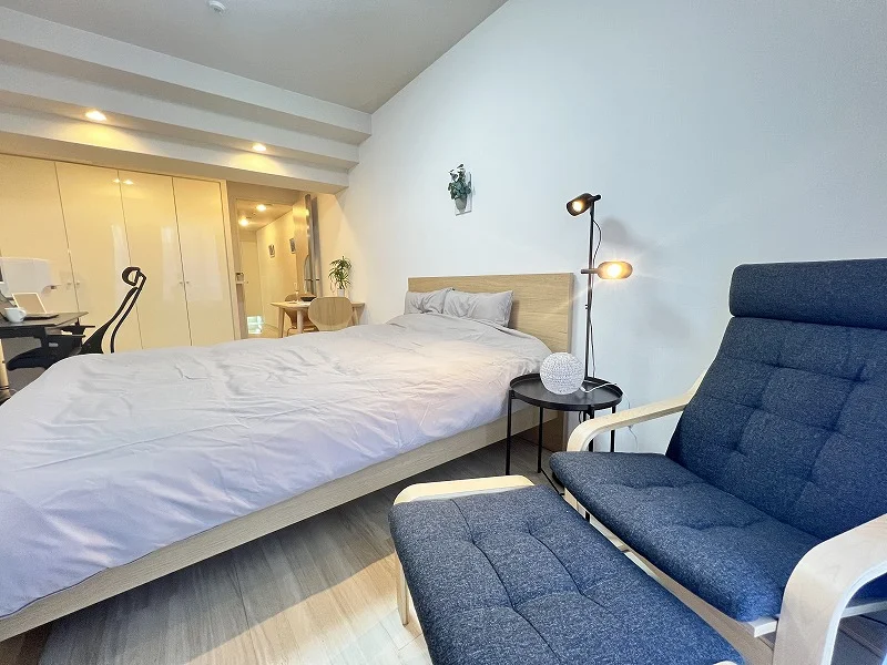 ベッド横にはサイドテーブルとパーソナルチェアー