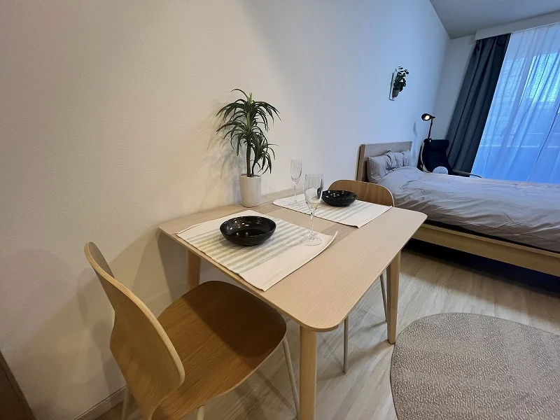 ダイニングセットは癒しの木目でご用意しました。