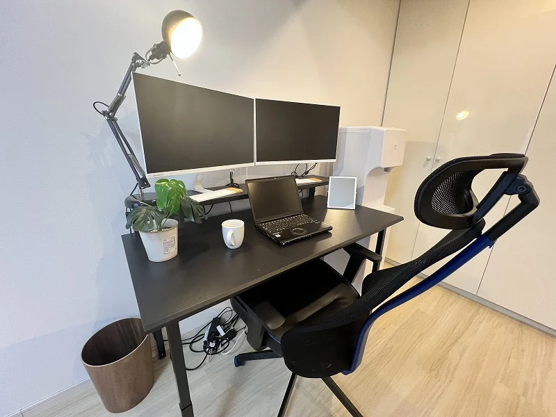 これが人気のゲーミングデスク＆チェア。ツインモニター搭載で仕事もサクサク。（ノートPCはついていません）