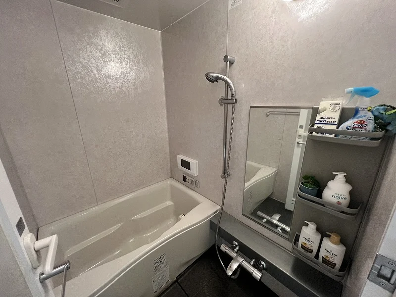 大きな浴槽でゆったりバスタイム。何か見慣れないものが壁に・・・